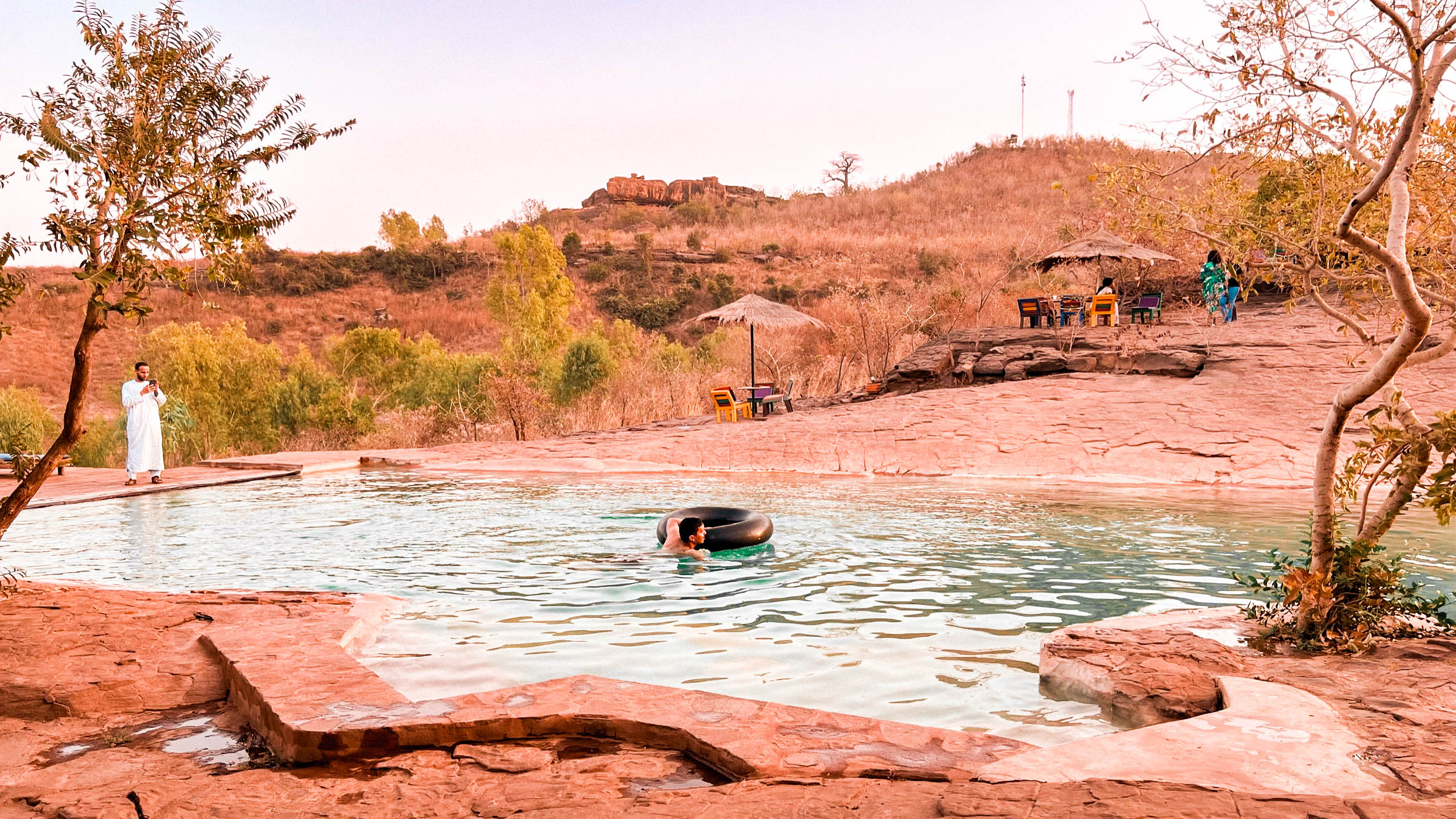 Le campement, Bamako. Piscine à Bamako. Manger, dormir